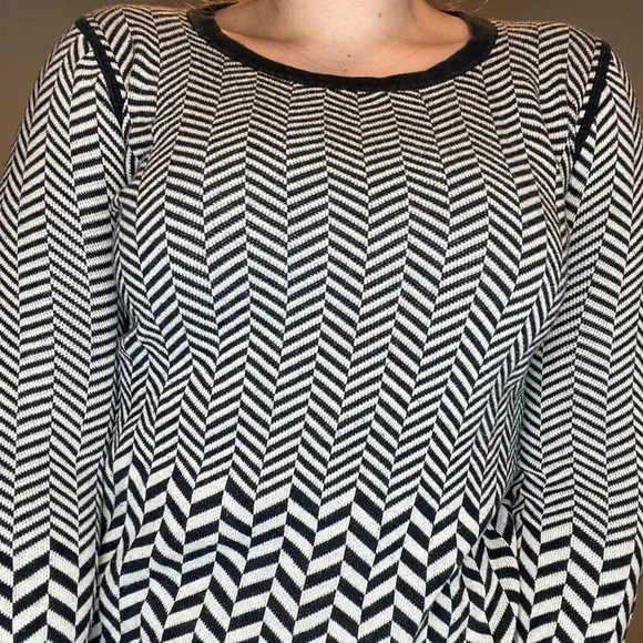 Banana Republic Patterned Black and White Sweater - Picture 2 of 4